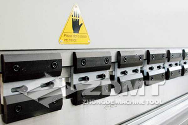 模具夹具.jpg 模具夹具.jpg