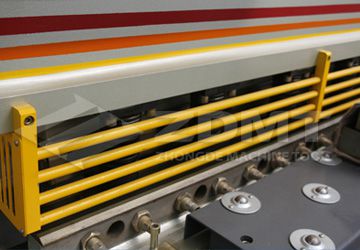 简略单纯防护栅栏和球面任务台.jpg 简略单纯防护栅栏和球面任务台.jpg