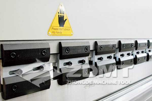 模具夹具.jpg 模具夹具.jpg